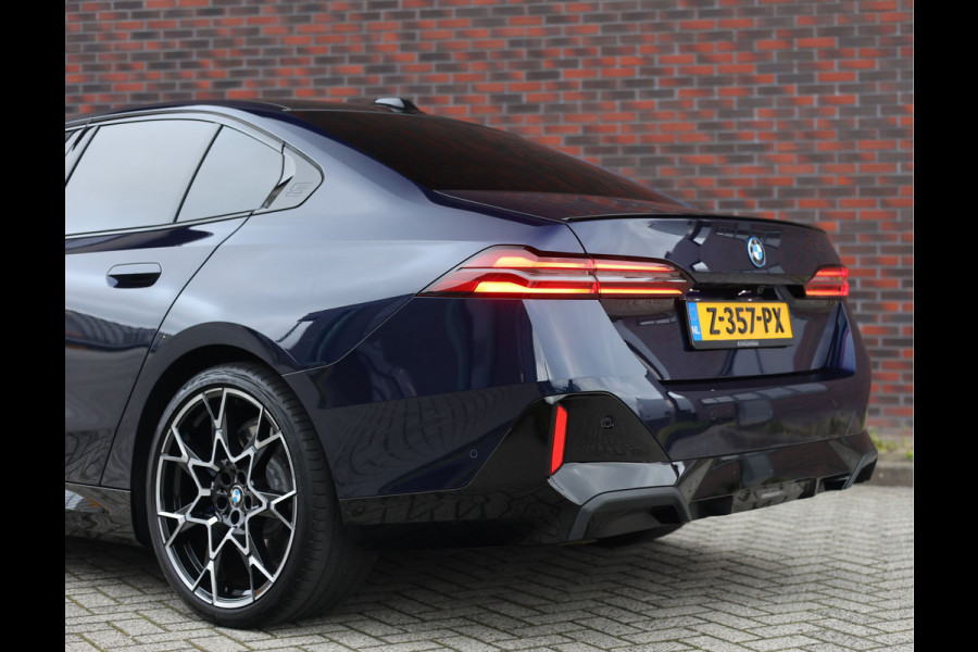 BMW 5 Serie 550e xDrive | M-Performance - Pano - Trekhaak - HUD - B&W