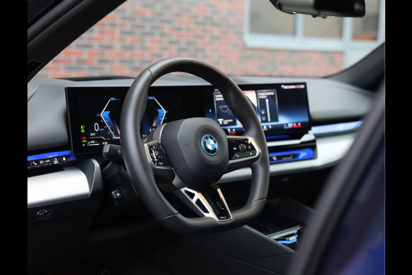 BMW 5 Serie 550e xDrive | M-Performance - Pano - Trekhaak - HUD - B&W