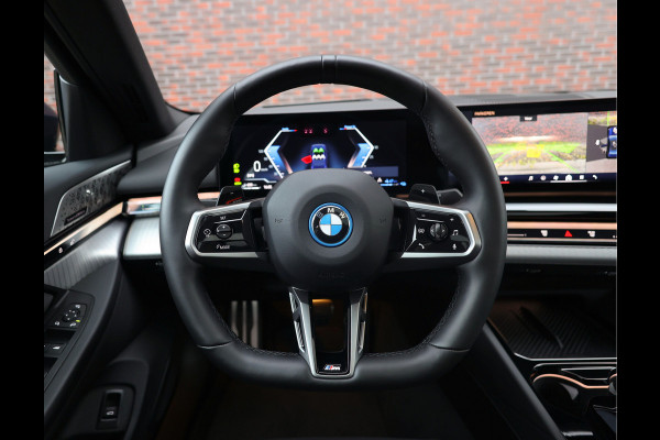 BMW 5 Serie 550e xDrive | M-Performance - Pano - Trekhaak - HUD - B&W