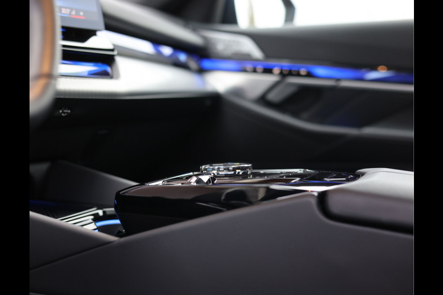 BMW 5 Serie 550e xDrive | M-Performance - Pano - Trekhaak - HUD - B&W