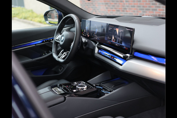 BMW 5 Serie 550e xDrive | M-Performance - Pano - Trekhaak - HUD - B&W