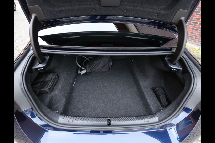 BMW 5 Serie 550e xDrive | M-Performance - Pano - Trekhaak - HUD - B&W