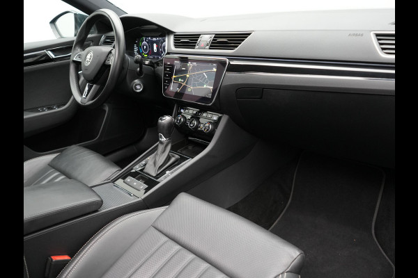 Škoda Superb Combi 1.4 TSI iV Laurin & Klement Plug In Hybrid 218pk Dealer O.H PHEV | Panodak | Trekhaak af Fabriek | Adaptive Cruise | Lederen Sportstoelen Memory & Venilatie | Camera | Crystal LED | 19"L.M | Virtual | Navigatie |