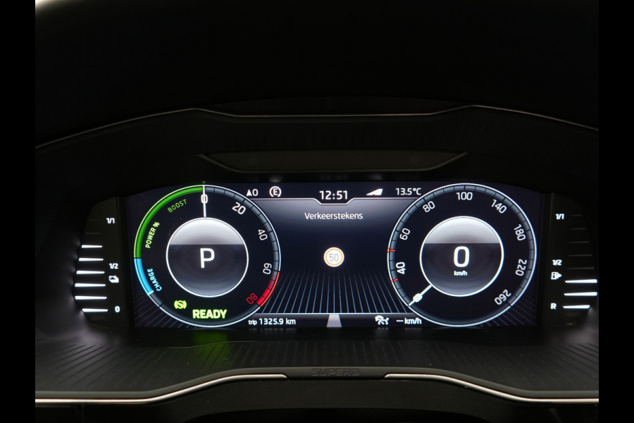 Škoda Superb Combi 1.4 TSI iV Laurin & Klement Plug In Hybrid 218pk Dealer O.H PHEV | Panodak | Trekhaak af Fabriek | Adaptive Cruise | Lederen Sportstoelen Memory & Venilatie | Camera | Crystal LED | 19"L.M | Virtual | Navigatie |