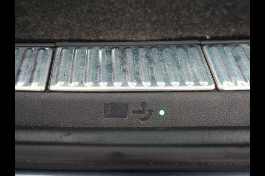 Škoda Superb Combi 1.4 TSI iV Laurin & Klement Plug In Hybrid 218pk Dealer O.H PHEV | Panodak | Trekhaak af Fabriek | Adaptive Cruise | Lederen Sportstoelen Memory & Venilatie | Camera | Crystal LED | 19"L.M | Virtual | Navigatie |