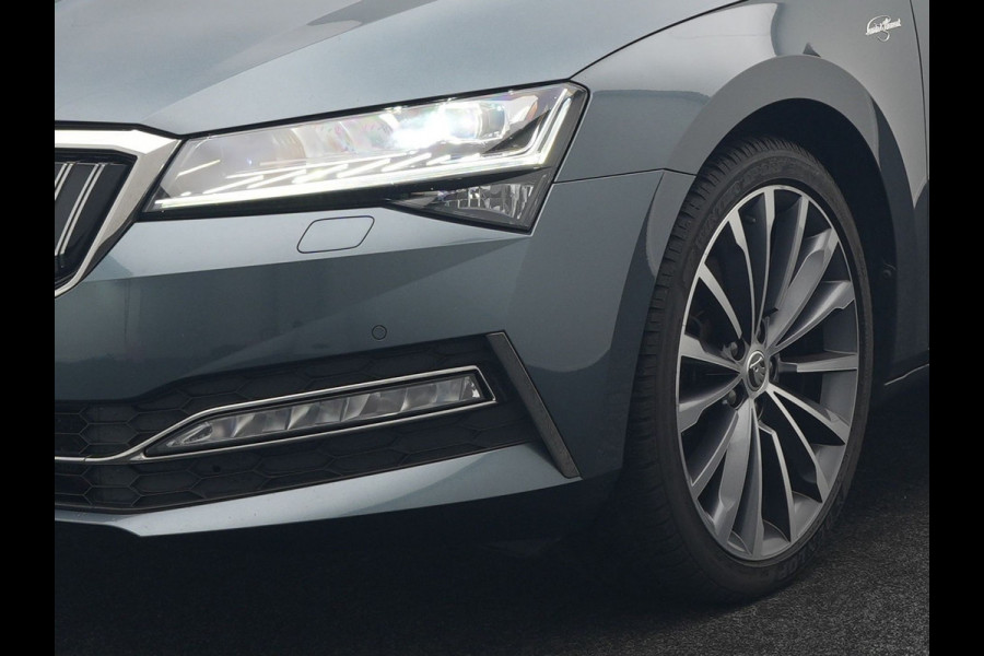 Škoda Superb Combi 1.4 TSI iV Laurin & Klement Plug In Hybrid 218pk Dealer O.H PHEV | Panodak | Trekhaak af Fabriek | Adaptive Cruise | Lederen Sportstoelen Memory & Venilatie | Camera | Crystal LED | 19"L.M | Virtual | Navigatie |