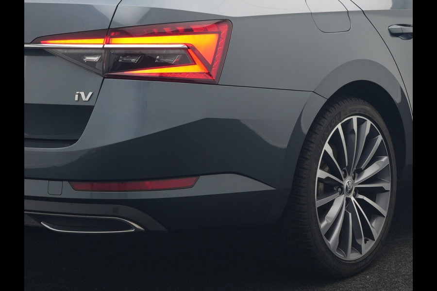 Škoda Superb Combi 1.4 TSI iV Laurin & Klement Plug In Hybrid 218pk Dealer O.H PHEV | Panodak | Trekhaak af Fabriek | Adaptive Cruise | Lederen Sportstoelen Memory & Venilatie | Camera | Crystal LED | 19"L.M | Virtual | Navigatie |