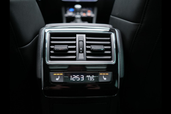 Škoda Superb Combi 1.4 TSI iV Laurin & Klement Plug In Hybrid 218pk Dealer O.H PHEV | Panodak | Trekhaak af Fabriek | Adaptive Cruise | Lederen Sportstoelen Memory & Venilatie | Camera | Crystal LED | 19"L.M | Virtual | Navigatie |