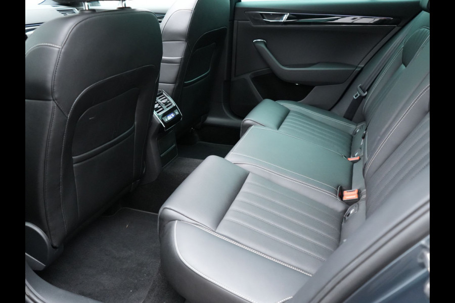 Škoda Superb Combi 1.4 TSI iV Laurin & Klement Plug In Hybrid 218pk Dealer O.H PHEV | Panodak | Trekhaak af Fabriek | Adaptive Cruise | Lederen Sportstoelen Memory & Venilatie | Camera | Crystal LED | 19"L.M | Virtual | Navigatie |