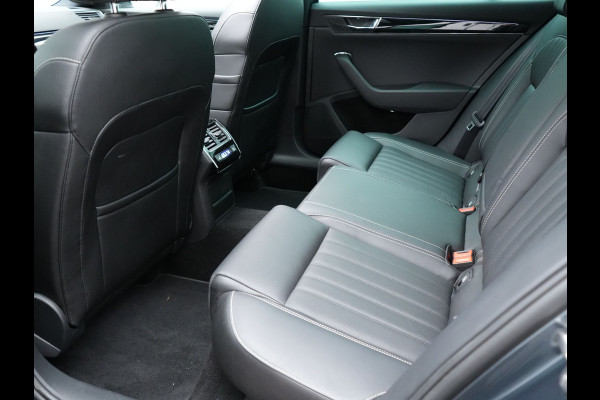 Škoda Superb Combi 1.4 TSI iV Laurin & Klement Plug In Hybrid 218pk Dealer O.H PHEV | Panodak | Trekhaak af Fabriek | Adaptive Cruise | Lederen Sportstoelen Memory & Venilatie | Camera | Crystal LED | 19"L.M | Virtual | Navigatie |