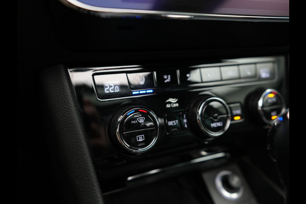 Škoda Superb Combi 1.4 TSI iV Laurin & Klement Plug In Hybrid 218pk Dealer O.H PHEV | Panodak | Trekhaak af Fabriek | Adaptive Cruise | Lederen Sportstoelen Memory & Venilatie | Camera | Crystal LED | 19"L.M | Virtual | Navigatie |