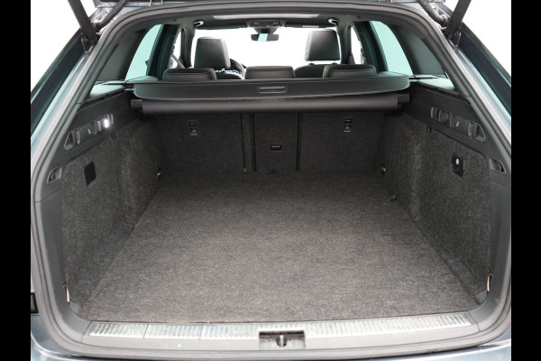 Škoda Superb Combi 1.4 TSI iV Laurin & Klement Plug In Hybrid 218pk Dealer O.H PHEV | Panodak | Trekhaak af Fabriek | Adaptive Cruise | Lederen Sportstoelen Memory & Venilatie | Camera | Crystal LED | 19"L.M | Virtual | Navigatie |