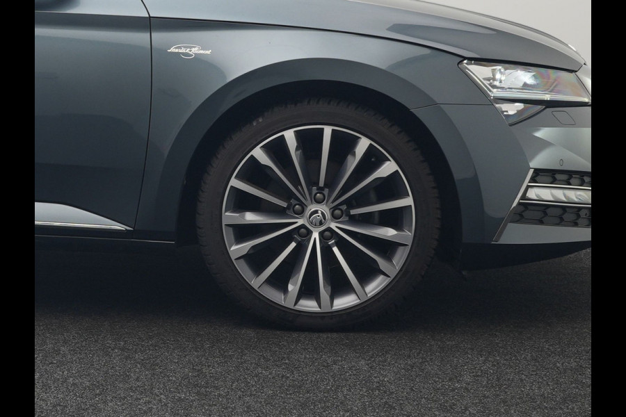 Škoda Superb Combi 1.4 TSI iV Laurin & Klement Plug In Hybrid 218pk Dealer O.H PHEV | Panodak | Trekhaak af Fabriek | Adaptive Cruise | Lederen Sportstoelen Memory & Venilatie | Camera | Crystal LED | 19"L.M | Virtual | Navigatie |