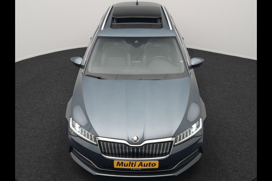 Škoda Superb Combi 1.4 TSI iV Laurin & Klement Plug In Hybrid 218pk Dealer O.H PHEV | Panodak | Trekhaak af Fabriek | Adaptive Cruise | Lederen Sportstoelen Memory & Venilatie | Camera | Crystal LED | 19"L.M | Virtual | Navigatie |