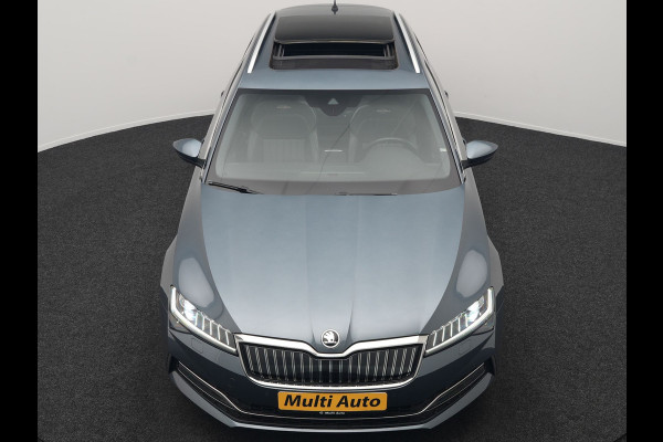 Škoda Superb Combi 1.4 TSI iV Laurin & Klement Plug In Hybrid 218pk Dealer O.H PHEV | Panodak | Trekhaak af Fabriek | Adaptive Cruise | Lederen Sportstoelen Memory & Venilatie | Camera | Crystal LED | 19"L.M | Virtual | Navigatie |