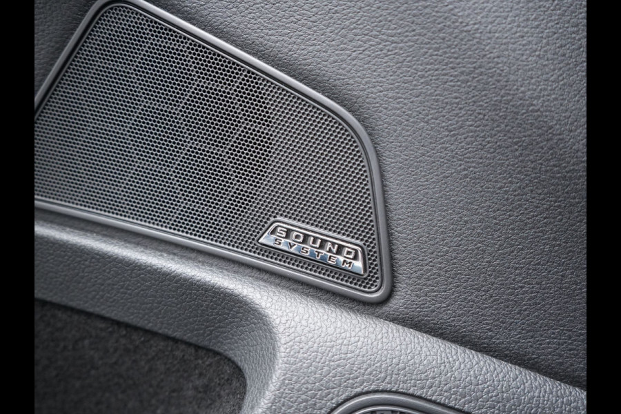 Škoda Superb Combi 1.4 TSI iV Laurin & Klement Plug In Hybrid 218pk Dealer O.H PHEV | Panodak | Trekhaak af Fabriek | Adaptive Cruise | Lederen Sportstoelen Memory & Venilatie | Camera | Crystal LED | 19"L.M | Virtual | Navigatie |