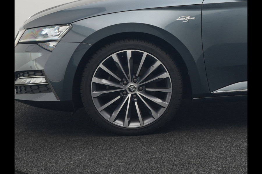Škoda Superb Combi 1.4 TSI iV Laurin & Klement Plug In Hybrid 218pk Dealer O.H PHEV | Panodak | Trekhaak af Fabriek | Adaptive Cruise | Lederen Sportstoelen Memory & Venilatie | Camera | Crystal LED | 19"L.M | Virtual | Navigatie |