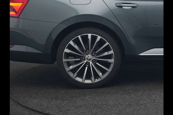 Škoda Superb Combi 1.4 TSI iV Laurin & Klement Plug In Hybrid 218pk Dealer O.H PHEV | Panodak | Trekhaak af Fabriek | Adaptive Cruise | Lederen Sportstoelen Memory & Venilatie | Camera | Crystal LED | 19"L.M | Virtual | Navigatie |