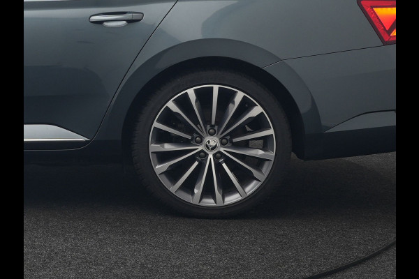 Škoda Superb Combi 1.4 TSI iV Laurin & Klement Plug In Hybrid 218pk Dealer O.H PHEV | Panodak | Trekhaak af Fabriek | Adaptive Cruise | Lederen Sportstoelen Memory & Venilatie | Camera | Crystal LED | 19"L.M | Virtual | Navigatie |