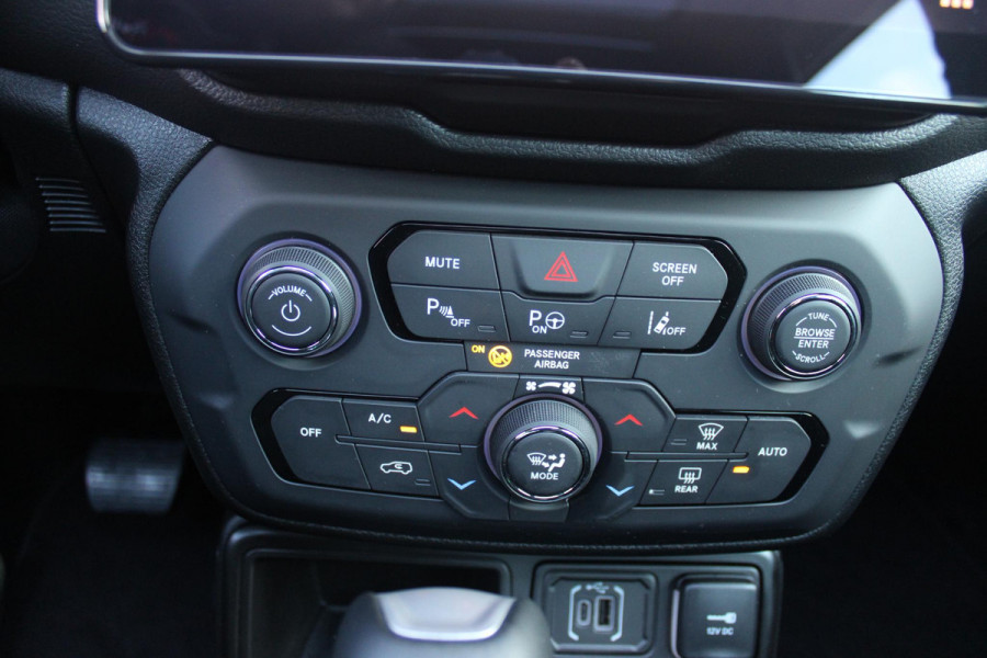Jeep Renegade 1.5T 130PK e-Hybrid ALTITUDE | DRAADLOZE APPLE CARPLAY/ANDROID AUTO | PANORAMISCH SCHUIF/KANTEL DAK | FULL LED KOPLAMPEN | DODEHOEK DETECTIE | ADAPTIVE CRUISE CONTROL | LICHTMETALEN VELGEN 17" | ACHTERUITRIJ CAMERA | DAB+ RADIO | NAVIGATIE | PARKEERSENSOREN VOOR + ACHTER | AUTOMATISCH INPARKEREN | KEYLESS ENTRY/START |
