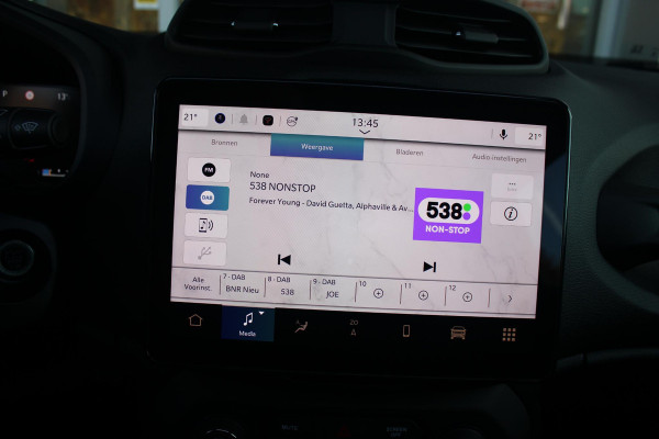 Jeep Renegade 1.5T 130PK e-Hybrid ALTITUDE | DRAADLOZE APPLE CARPLAY/ANDROID AUTO | PANORAMISCH SCHUIF/KANTEL DAK | FULL LED KOPLAMPEN | DODEHOEK DETECTIE | ADAPTIVE CRUISE CONTROL | LICHTMETALEN VELGEN 17" | ACHTERUITRIJ CAMERA | DAB+ RADIO | NAVIGATIE | PARKEERSENSOREN VOOR + ACHTER | AUTOMATISCH INPARKEREN | KEYLESS ENTRY/START |