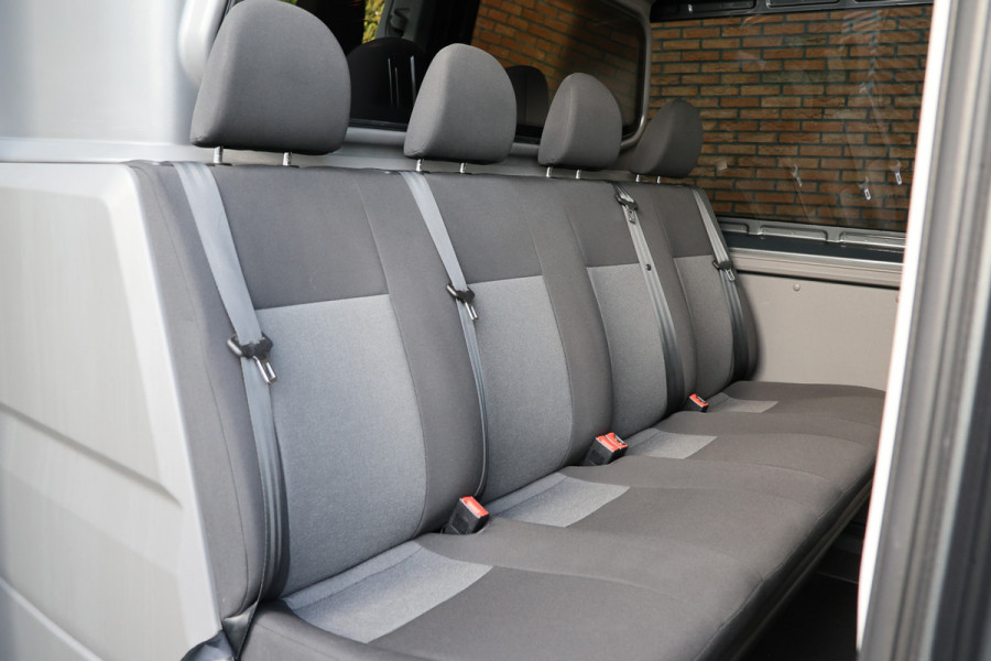 Volkswagen Crafter 2.0 TDI 177 PK L3H3 DC | VW Garantie tot 2029 | 7-Zitter | Bi-Xenon | Camera | CarPlay | Stoelverwarming | Trekhaak | Navigatie  | Dealer onderhouden | Nieuwstaat | Dubbel cabine | Betimmering | Spoilerpakket