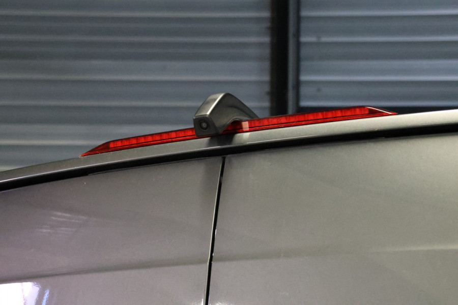 Volkswagen Crafter 2.0 TDI 177 PK L3H3 DC | VW Garantie tot 2029 | 7-Zitter | Bi-Xenon | Camera | CarPlay | Stoelverwarming | Trekhaak | Navigatie  | Dealer onderhouden | Nieuwstaat | Dubbel cabine | Betimmering | Spoilerpakket