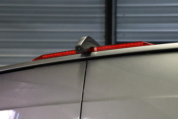 Volkswagen Crafter 2.0 TDI 177 PK L3H3 DC | VW Garantie tot 2029 | 7-Zitter | Bi-Xenon | Camera | CarPlay | Stoelverwarming | Trekhaak | Navigatie  | Dealer onderhouden | Nieuwstaat | Dubbel cabine | Betimmering | Spoilerpakket