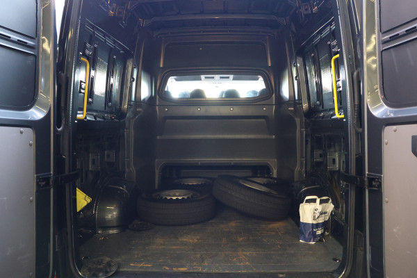 Volkswagen Crafter 2.0 TDI 177 PK L3H3 DC | VW Garantie tot 2029 | 7-Zitter | Bi-Xenon | Camera | CarPlay | Stoelverwarming | Trekhaak | Navigatie  | Dealer onderhouden | Nieuwstaat | Dubbel cabine | Betimmering | Spoilerpakket