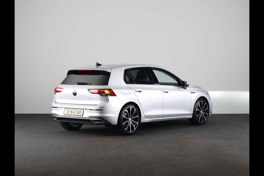 Volkswagen Golf 1.5 eTSI Style Navigatie | Parkeersensoren | Adaptieve cruise control | Camera | 19 inch |
