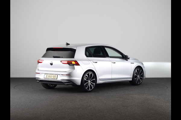 Volkswagen Golf 1.5 eTSI Style Navigatie | Parkeersensoren | Adaptieve cruise control | Camera | 19 inch |