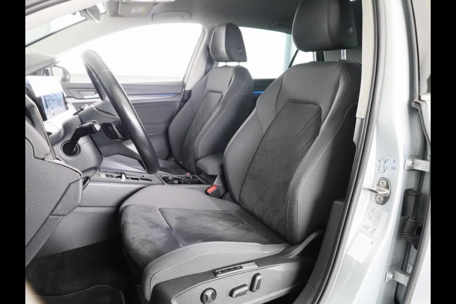 Volkswagen Golf 1.5 eTSI Style Navigatie | Parkeersensoren | Adaptieve cruise control | Camera | 19 inch |