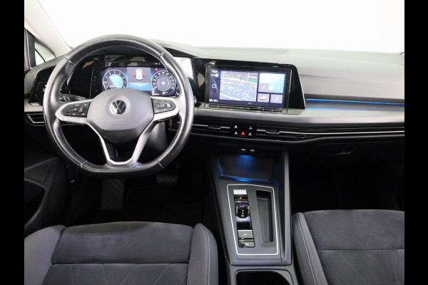 Volkswagen Golf 1.5 eTSI Style Navigatie | Parkeersensoren | Adaptieve cruise control | Camera | 19 inch |