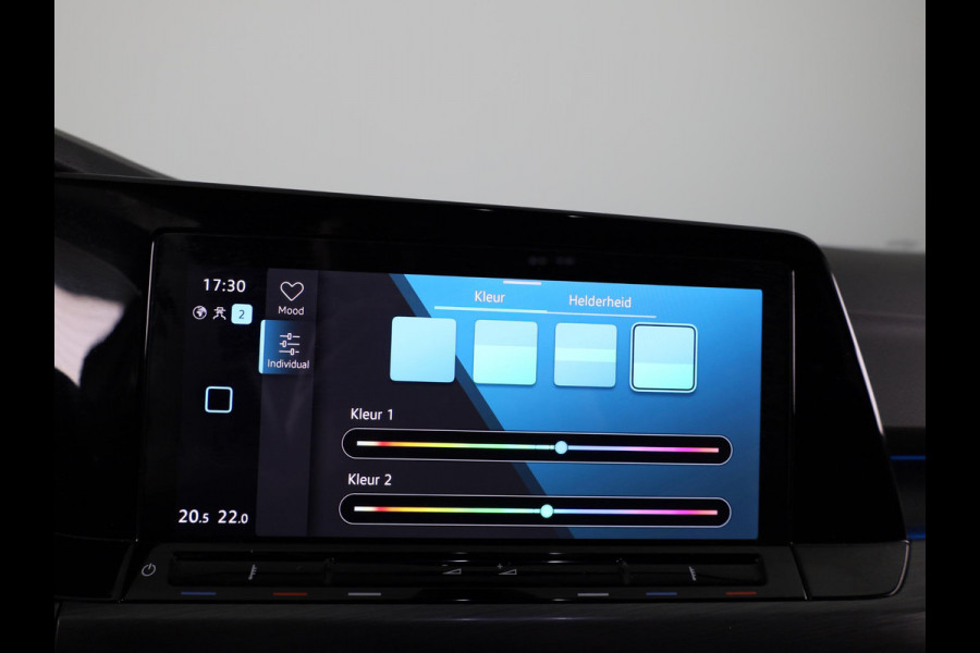 Volkswagen Golf 1.5 eTSI Style Navigatie | Parkeersensoren | Adaptieve cruise control | Camera | 19 inch |