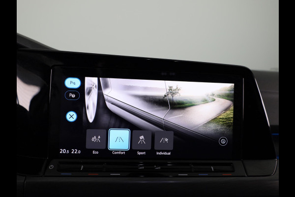 Volkswagen Golf 1.5 eTSI Style Navigatie | Parkeersensoren | Adaptieve cruise control | Camera | 19 inch |