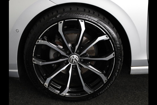Volkswagen Golf 1.5 eTSI Style Navigatie | Parkeersensoren | Adaptieve cruise control | Camera | 19 inch |