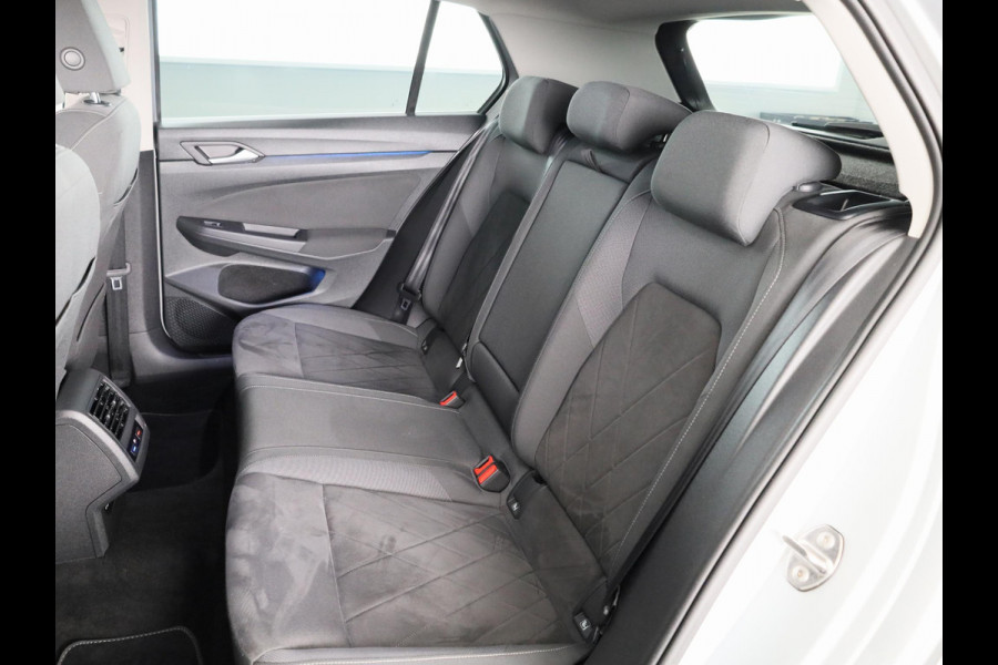 Volkswagen Golf 1.5 eTSI Style Navigatie | Parkeersensoren | Adaptieve cruise control | Camera | 19 inch |