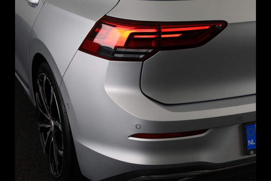 Volkswagen Golf 1.5 eTSI Style Navigatie | Parkeersensoren | Adaptieve cruise control | Camera | 19 inch |