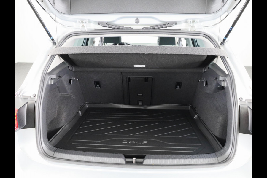 Volkswagen Golf 1.5 eTSI Style Navigatie | Parkeersensoren | Adaptieve cruise control | Camera | 19 inch |