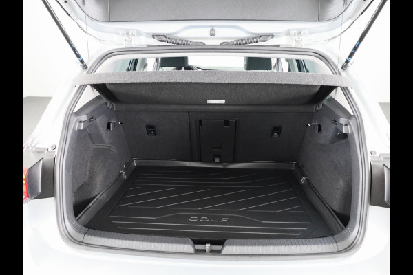 Volkswagen Golf 1.5 eTSI Style Navigatie | Parkeersensoren | Adaptieve cruise control | Camera | 19 inch |