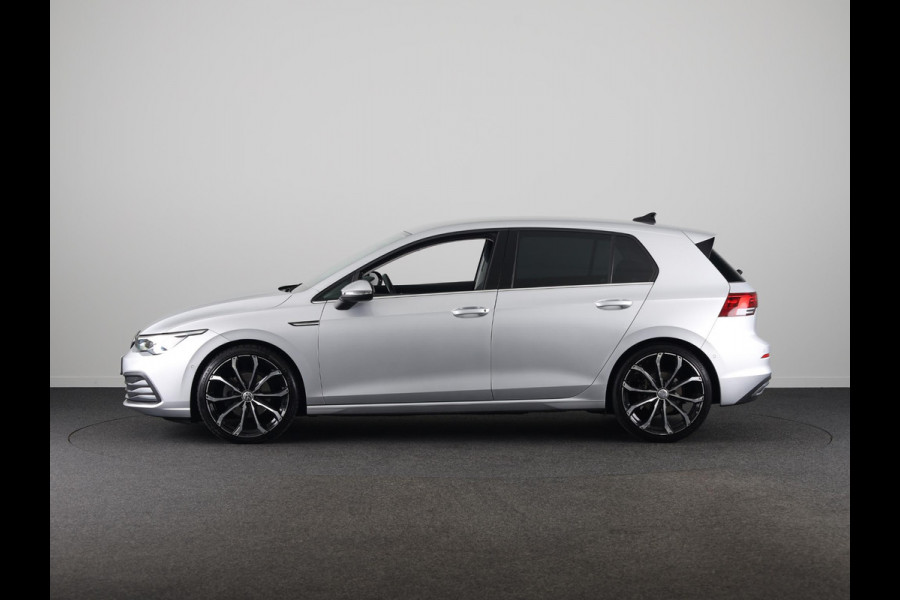 Volkswagen Golf 1.5 eTSI Style Navigatie | Parkeersensoren | Adaptieve cruise control | Camera | 19 inch |