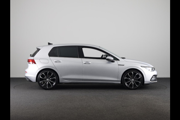 Volkswagen Golf 1.5 eTSI Style Navigatie | Parkeersensoren | Adaptieve cruise control | Camera | 19 inch |