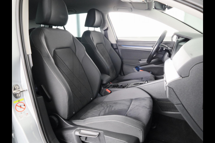 Volkswagen Golf 1.5 eTSI Style Navigatie | Parkeersensoren | Adaptieve cruise control | Camera | 19 inch |