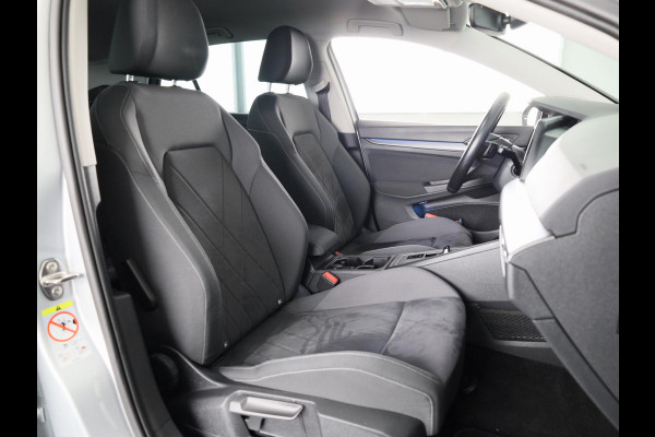 Volkswagen Golf 1.5 eTSI Style Navigatie | Parkeersensoren | Adaptieve cruise control | Camera | 19 inch |