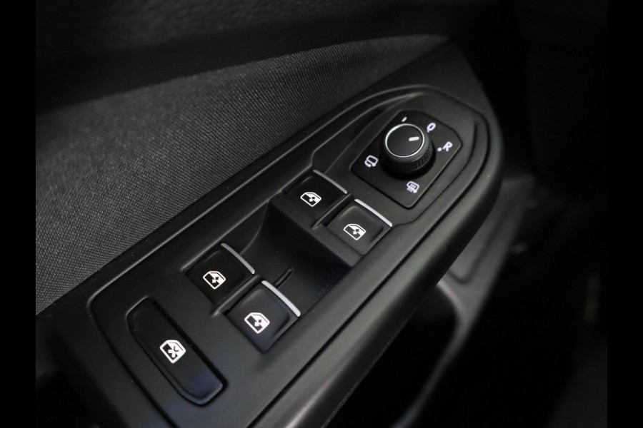 Volkswagen Golf 1.5 eTSI Style Navigatie | Parkeersensoren | Adaptieve cruise control | Camera | 19 inch |