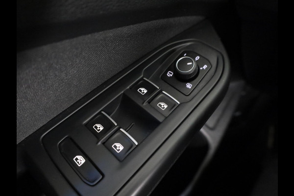 Volkswagen Golf 1.5 eTSI Style Navigatie | Parkeersensoren | Adaptieve cruise control | Camera | 19 inch |