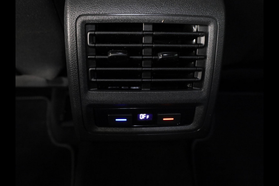 Volkswagen Golf 1.5 eTSI Style Navigatie | Parkeersensoren | Adaptieve cruise control | Camera | 19 inch |