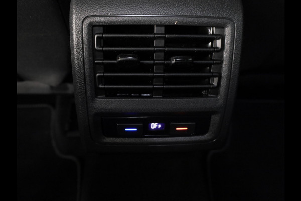 Volkswagen Golf 1.5 eTSI Style Navigatie | Parkeersensoren | Adaptieve cruise control | Camera | 19 inch |