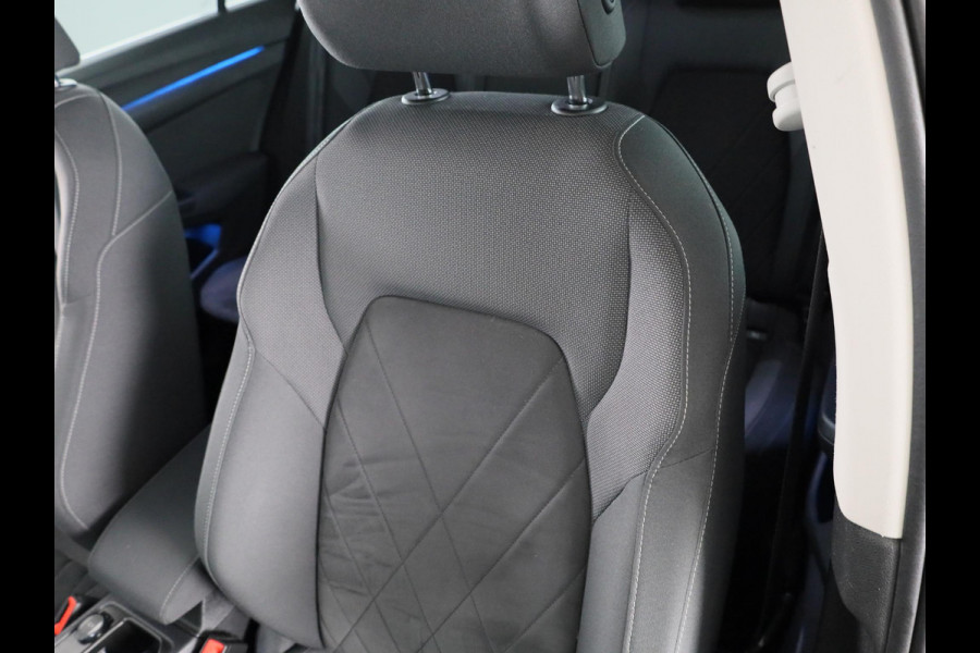 Volkswagen Golf 1.5 eTSI Style Navigatie | Parkeersensoren | Adaptieve cruise control | Camera | 19 inch |