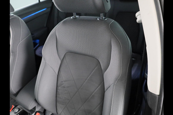 Volkswagen Golf 1.5 eTSI Style Navigatie | Parkeersensoren | Adaptieve cruise control | Camera | 19 inch |